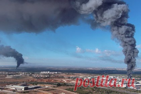 В Британии заявили о провале израильской разведки. Внезапное нападение ХАМАС навсегда войдет в историю как провал израильской разведки, считает журналист Питер Бомонт. Он отметил, что всего за несколько часов десятки боевиков из сектора Газа прорвались через пограничные заграждения в южные районы Израиля. При этом военные Израиля оказались совершенно не готовы к этому.