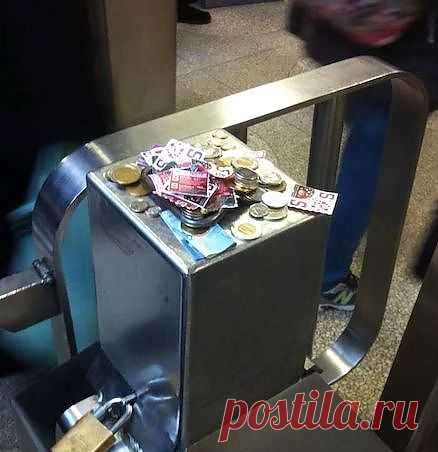 В канадском метро сломался турникет, и не было никого из работников. Вот что оставили на входе пассажиры.