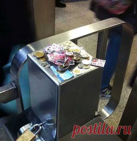 В канадском метро сломался турникет, и не было никого из работников. Вот что оставили на входе пассажиры.