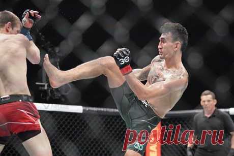 Холлоуэй победил британца и вошел в историю UFC. Американский боец смешанного стиля (MMA) Макс Холлоуэй одержал победу над британцем Арнольдом Алленом в главном поединке турнира UFC on ESPN 44 в американском Канзасе. Бой завершился победой спортсмена единогласным решением судей. Он вошел в историю UFC, став первым бойцом, нанесшим три тысячи значимых ударов.