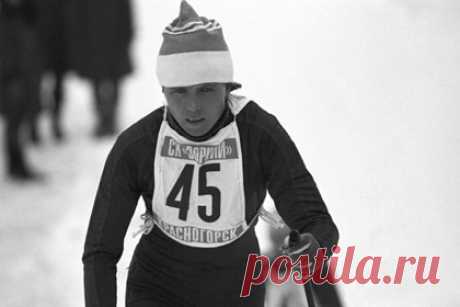 Чемпионка мира по лыжным гонкам Нина Рочева скончалась на 74-м году жизни. Серебряный призер Олимпийских игр 1980 года в лыжных гонках Нина Рочева скончалась на 74-м году жизни. «Кроме славных спортивных достижений, для всех нас Нина Петровна запомнится своей добротой, чуткостью, скромностью и отзывчивостью», — отметили в пресс-службе Министерства культуры и спорта Республики Коми.