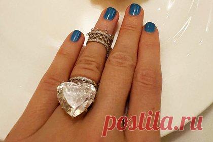 Ксения Собчак похвасталась украшением почти за миллиард рублей. Российская журналистка и телеведущая Ксения Собчак похвасталась роскошным украшением почти за миллиард рублей. На размещенном кадре видно кольцо с бриллиантом в форме сердца весом 42 карата. По оценкам ювелиров, стоимость такого камня составляет 10 миллионов долларов (799 миллионов рублей).