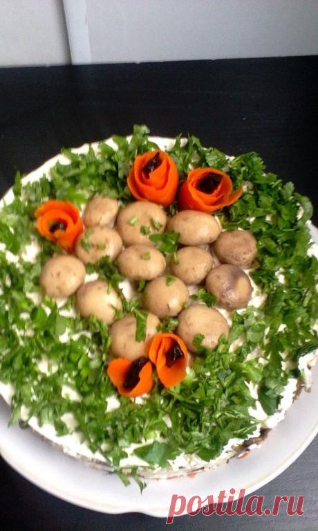 Слоеный закусочный торт с копчёной курицей, черносливом и шампиньонами - Простые рецепты Овкусе.ру