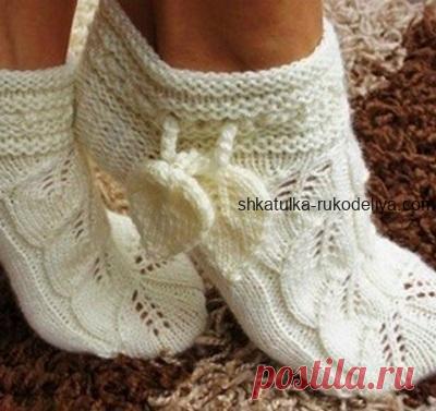 Носочки с узором листья Носочки с узором листья спицами. Белые ажурные носочки спицами Автор-Ludmilla A   uskan В оригинале эти носочки вязались узором, но я буду вязать по своему и объясню свою схему вязания. В общем, вяжем мы пятку-бумеранг, а не мысочек. Так изнаночная сторона будет лучше, чем с мысиком. Набрать 8 п. на спицу. Провязать 13 р. резинкой 1х1 (чтобы носки были более объемными, можно взять несколько больше спиц), в последнем ряду резинки прибавить 11 п. и вязать лицевой гладью, …
