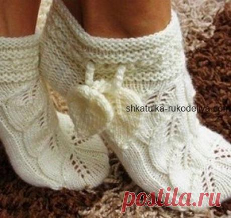 Носочки с узором листья Носочки с узором листья спицами. Белые ажурные носочки спицами Автор-Ludmilla A   uskan В оригинале эти носочки вязались узором, но я буду вязать по своему и объясню свою схему вязания. В общем, вяжем мы пятку-бумеранг, а не мысочек. Так изнаночная сторона будет лучше, чем с мысиком. Набрать 8 п. на спицу. Провязать 13 р. резинкой 1х1 (чтобы носки были более объемными, можно взять несколько больше спиц), в последнем ряду резинки прибавить 11 п. и вязать лицевой гладью, …