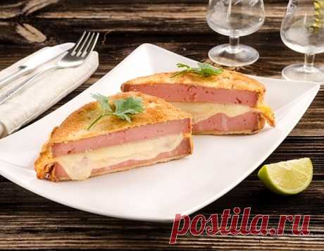 Ветчина с сыром в панировке 

Простой рецепт приготовления быстрого, вкусного завтрака из ветчины и сыра в панировке.