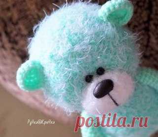 Вязаный мятный мишка (росточком 18 см) 

Автор: Мария Костюченко-Кошмал 

Описание: 
-Лотос Травка Стрейч 
-Milk Cotton 
-крючек № 2 

ГОЛОВА: 

1) 6сбн в КА 
2) 6пр (12) 
3) (1сбн.пр)*6 (18) 
4) (2сбн.пр)*6 (24) 
5) (3сбн.пр)*6 (30) 
6) (4сбн.пр)*6 (36) 
7) (5сбн.пр)*6 (42) 
8)-11) 42 сбн 
12) (5сбн.уб)*6 (36) 
13) (4сбн.уб)*6 (30) 
14) (3сбн.уб)*6 (24) 
15) (2сбн.уб)*6 (18) 
16) (1сбн.уб)*6 (12) 
17) 6уб 

ТЕЛО: 

1) 6сбн в КА 
2) 6пр (12) 
3) (1сбн.пр)*6 (18) 
4) (2сбн....