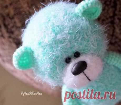 Вязаный мятный мишка (росточком 18 см) 

Автор: Мария Костюченко-Кошмал 

Описание: 
-Лотос Травка Стрейч 
-Milk Cotton 
-крючек № 2 

ГОЛОВА: 

1) 6сбн в КА 
2) 6пр (12) 
3) (1сбн.пр)*6 (18) 
4) (2сбн.пр)*6 (24) 
5) (3сбн.пр)*6 (30) 
6) (4сбн.пр)*6 (36) 
7) (5сбн.пр)*6 (42) 
8)-11) 42 сбн 
12) (5сбн.уб)*6 (36) 
13) (4сбн.уб)*6 (30) 
14) (3сбн.уб)*6 (24) 
15) (2сбн.уб)*6 (18) 
16) (1сбн.уб)*6 (12) 
17) 6уб 

ТЕЛО: 

1) 6сбн в КА 
2) 6пр (12) 
3) (1сбн.пр)*6 (18) 
4) (2сбн....