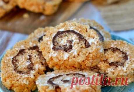 Полезный творожный рулет для тех, кто следит за своим питанием! На 100 грамм — 160.26 ккал! Б/Ж/У — 14.94/6.25/13.65 Ингредиенты: Творог нежирный — 200 г Кокосовая стружка — 20 г Курага — 20 г Чернослив — 30 г