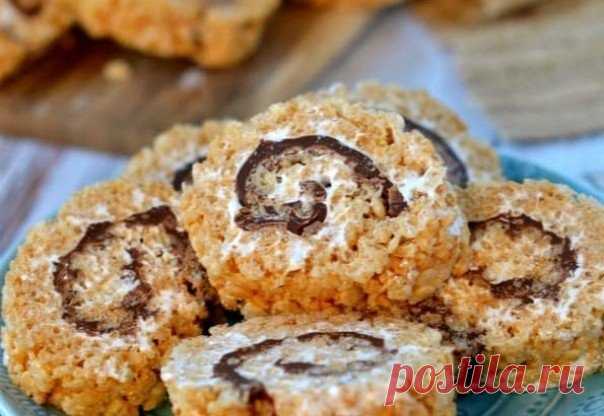 Полезный творожный рулет для тех, кто следит за своим питанием! На 100 грамм — 160.26 ккал! Б/Ж/У — 14.94/6.25/13.65 Ингредиенты: Творог нежирный — 200 г Кокосовая стружка — 20 г Курага — 20 г Чернослив — 30 г