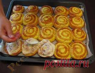 -НЕЖНЕЙШИЕ Творожные завитушки в СМЕТАННОЙ заливке
Дорогие мои читатели.Сказать что это ВКУСНО — это НИЧЕГО Не СКАЗАТЬ — это просто ФАНТАСТИЧЕСКИ и СКАЗОЧНО, Нереально ВКУСНО
В этом рецепте творожные завитушки сразу же после выпечки заливают сметанной заливкой, плотно укупоривают и в таком виде оставляют до полного остывания. В результате завитушки получаются такими волшебно мягкими, пропитанными сметанкой (не прочтите мокрыми, вовсе нет!), а в доме стоит такой умопомрачительный АРОМАТ!!! Оп