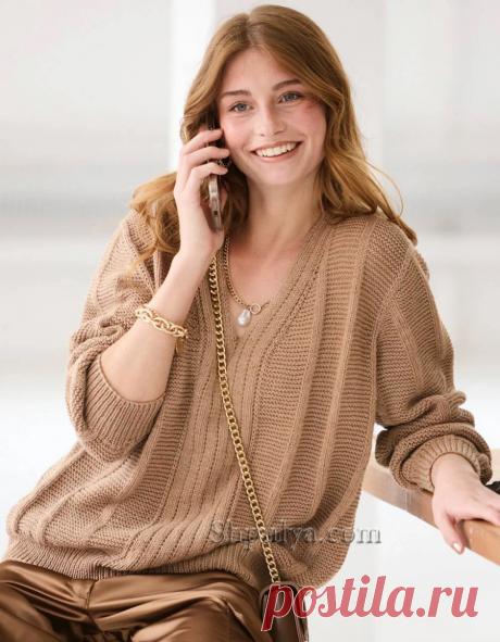 Подходит ко всему: удобный просторный пуловер с V-образным вырезом хорошо сочетается с другими вещами. Интересная комбинация простых узоров из лицевых и изнаночных петель добавляет ему шарма.