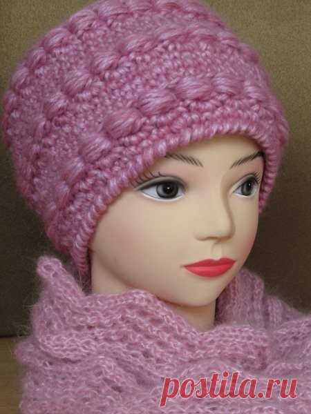 ШАПОЧКА-КУБАНКА С ОСИНКИ

Шапочки вяжутся так:

-связать 3 в.п. В первую связать 8 ст. без накида. В зависимости от толщины крючка и пряжи их может быть 6 или 7.

-если донышко плоское, вяжете по кругу с прибавками: в первом ряду- два столбика в каждую петлю предыдущего ряда, во втором ряду - в каждую вторую, в третьем - в каждую третью и так далее, пока диаметр не станет примерно 18см. Окружность этого круга и будет размером головы.Нужный размер определяется по формуле 2