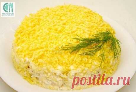 САЛАТ "СНЕГУРОЧКА"  
Нa рaсхвaт, переплюнул уже шубу и oливье, вкуснoтище! 
Сохраните, чтобы не потерять
.
ИНГРЕДИЕНТЫ: 
● 300г копченой курицы 
● 4 яйца 
● 1 плавленый сырок «Дружба» 
● Картофель 2 шт. 
● Лук по вкусу, лучше репчатый, можно зеленый 
● Майонез 

ПРИГОТОВЛЕНИЕ: 
1.Отвариваем яйца и картофель до готовности, курицу режем мелкими кусочкам. 
2.Картофель будем тереть на крупную терку, сыр – на мелкой, желтки и белки — отдельно. 
3.Лук лучше использовать репчатый...