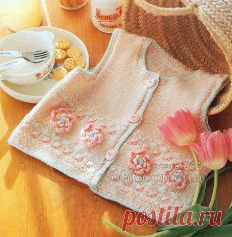 жилет для девочки с вязаными цветами