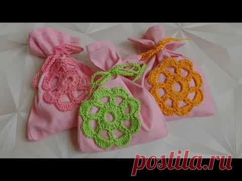 Куда деть остатки пряжи? | Вязаные крючком аксессуары Добрый день, дорогие друзья. От рукоделия всегда остаются маленькие клубочки или лоскутки. Я связала милые цветочки и сшила аромасаше!
А вот кусочки по 9 - 9,5 метров пристроила, связав мотивы. Их можно соединить в салфетку или использовать как подставки под горячее. У меня дочь забрала...