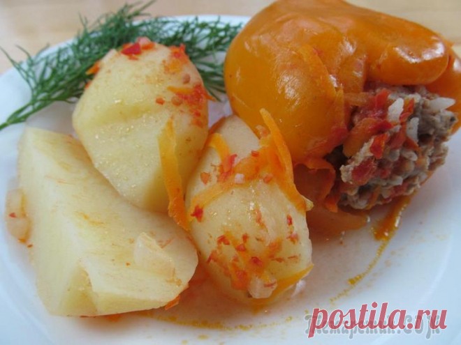Фаршированный перец с картошкой Фаршированные перцы одно из самых вкусных блюд конца лета и начала осени, а приготовленные с картошкой в одной кастрюле еще и отличный вариант для обеда или ужина на всю семью с минимумом времени на п...