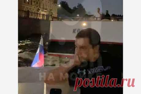 Теплоход едва не отправил ко дну прогулочный катер с туристами в российском городе