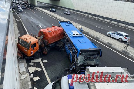 Названа причина крупного ДТП с «КамАЗом» и автобусом в Москве. Водитель автобуса во время обгона грузовика не справился с управлением — это и привело к ДТП на Боровском шоссе в Москве. Такую причину крупной аварии назвал источник в правоохранительных органах, передает ТАСС. По словам собеседника агентства, из-за неудачного маневра боковая часть автобуса врезалась в грузовик.