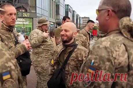 Геям грозят трибуналом. Стало известно о скандалах с ЛГБТ в ВСУ. Командование ВСУ старается обходить скользкую тему — дело в том, что негативные высказывания в адрес геев могут сказаться на поддержке со стороны западных стран.