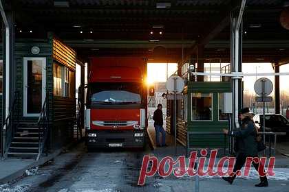 Калининградская таможня сообщила об очереди из фур на границе с Литвой. На границе с Литвой возникла огромная очередь, которую образовали 145 фур, ожидающих выезда на литовскую территорию. О состоянии дел на границе сообщила пресс-служба калининградской таможни. Отмечается, что таможенники Литвы работают в очень медленном темпе, что приводит к увеличению очереди.