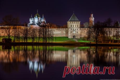 Славься в веках, Россия! Торжественная Песнь. Музыка Владимира Сидорова. Исполняет духовой оркестр Магнитогорской консерватории под руководством Ивана Капитонова. 2000 г.