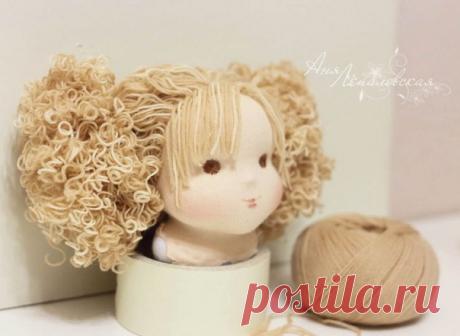 Аня Лепаловская делится секретом создания красивых кудряшек для вальдорфской куколки
https://www.livemaster.ru/topic/2139299-kudryashki-dly..