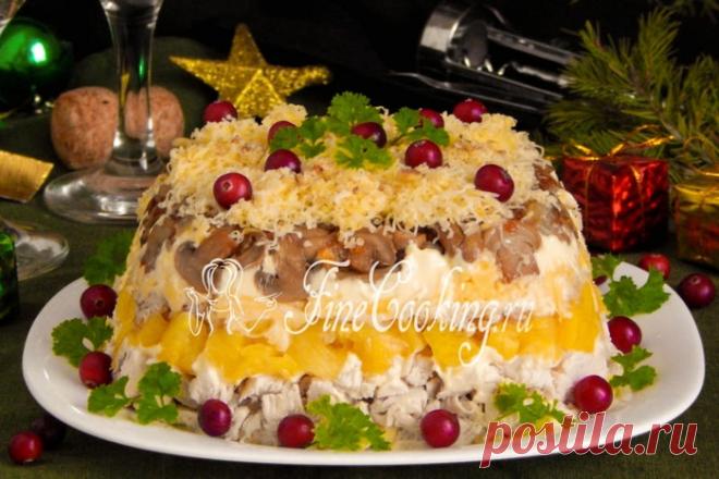 Салат с курицей, ананасами, сыром и грецкими орехами