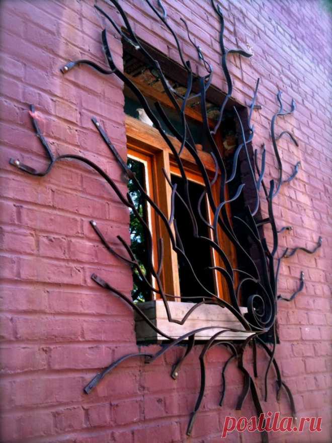 Затянула бурой тиной гладь старинного окна.