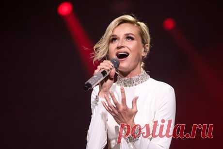 Полина Гагарина подтвердила роман с танцором из своей команды. Российская исполнительница Полина Гагарина подтвердила роман с танцором из своей команды Станиславом Миковым. Пара вместе посетила мероприятие в честь 125-летия МХТ имени Чехова. Слухи о романе артистки и танцора появились еще полгода назад. Отмечалось, что ради Гагариной Миков расстался со своей возлюбленной.