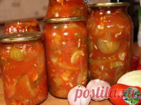 Грузинский салат из огурцов и помидоров на зиму 

огурцы – 3 кг;
помидоры крупные – 2 кг;
перец сладкий – 1 кг;
чеснок – 200 гр;
соль – 3 ст.л.;
сахар – 100 гр;
растительное масло – 170 мл;
уксус (кислота 70%) – по 1 ч.л. на 0,5 л банку;
перец душистый горошком – 15 горошин.

Как приготовить салат из огурцов и помидоров на зиму
Перед тем, как начинать готовить грузинский салат, следует подготовить все овощи. Начинаем с томатов. Нужно вскипятить воды, помидоры опустить в ки...