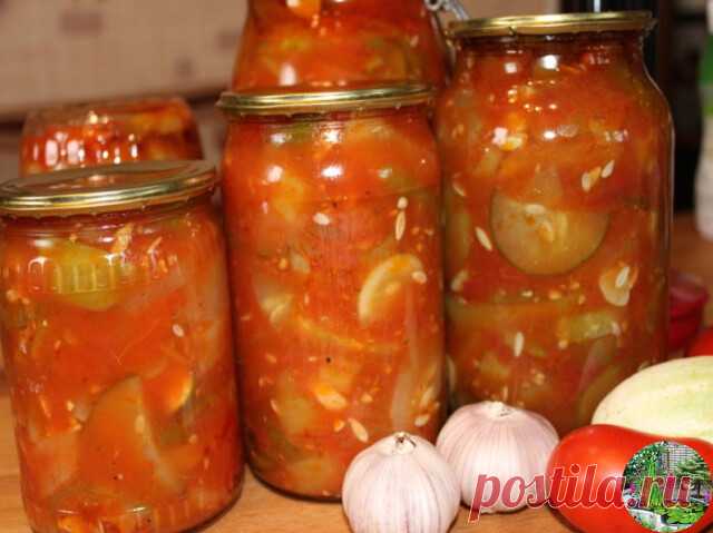 Грузинский салат из огурцов и помидоров на зиму 

огурцы – 3 кг;
помидоры крупные – 2 кг;
перец сладкий – 1 кг;
чеснок – 200 гр;
соль – 3 ст.л.;
сахар – 100 гр;
растительное масло – 170 мл;
уксус (кислота 70%) – по 1 ч.л. на 0,5 л банку;
перец душистый горошком – 15 горошин.

Как приготовить салат из огурцов и помидоров на зиму
Перед тем, как начинать готовить грузинский салат, следует подготовить все овощи. Начинаем с томатов. Нужно вскипятить воды, помидоры опустить в ки...