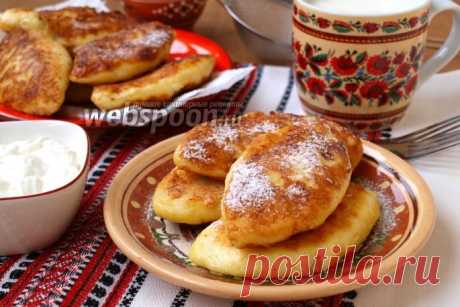 Манники с творожной начинкой 
Манники — это то блюдо с которым я знакома уже больше чем 20 лет. Попробовав его впервые я влюбилась. Моя будущая на тот момент свекровь приготовила манники в мой первый приезд в село, когда мой будущий муж привёз меня знакомиться со своими родителями. Поняв что манники пришлись мне по душе с того раза к нашему приезду они готовились всегда. А ещё это блюдо из тех без которых в их селе не обходится ни одно мероприятие, будь то свадьба, поминк...