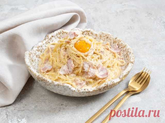 Приготовьте эту нежнейшую пасту, чтобы подать на стол одно из самых знаменитых в мире блюд. Чтобы карбонара получилась максимально сливочной, выбирайте жирные сливки.