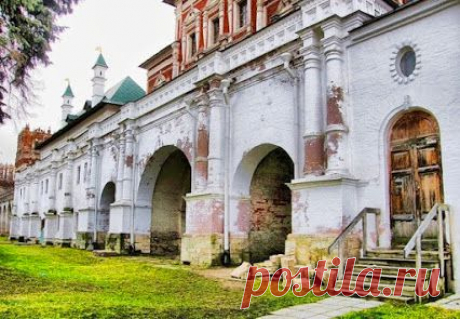 Surrounded by a wall and a red and white towers erected in 1524 ﻿