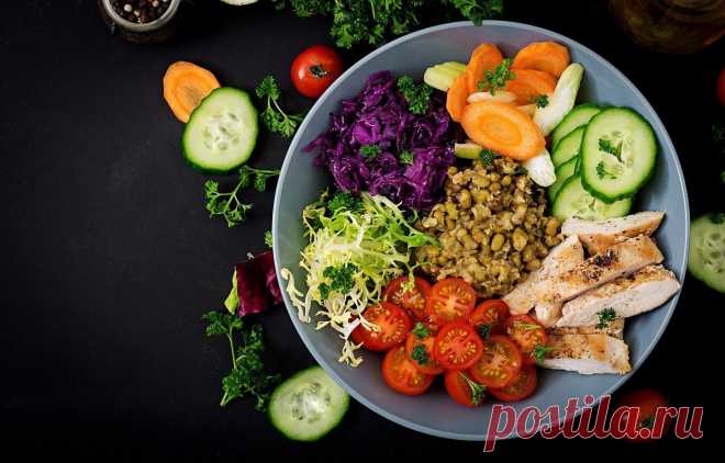 У худеющих под рукой должен быть такой список:

Низкокалорийные продукты:
Помидоры, огурцы, грибы, белая нежирная рыба, цитрусовые.

Сытные продукты:
Овсяные хлопья, макароны из твердых сортов пшеницы, фасоль, цельно зерновой хлеб, яблоки.

Продукты, не провоцирующие скачки сахара в крови:
Обезжиренное молоко, чечевица, грибы, ягоды, салатные листья.

Продукты с пониженным содержанием жира:
Нежирный творог, куриные субпродукты, морепродукты, окунь, тунец.

Продукты, которы...