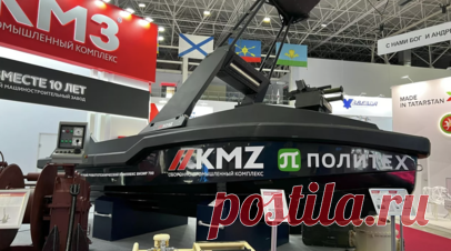 Безэкипажные «Визиры»: как проходит разработка российских морских дронов. Первая опытная партия российских морских дронов на платформе «Визир» будет передана Минобороны РФ до конца года, сообщил управляющий директор холдинга KMZ Михаил Даниленко. Безэкипажные катера этого типа способны разгоняться до 80 км/ч и преодолевать более 200 км, неся взрывчатку или спецгрузы весом до 600 кг. Серийный выпуск этих машин планируется начать в 2024 году. По словам аналитиков, морские дроны будут…