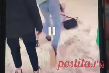 Жестокое избиение российской школьницы толпой подростков попало на видео. В Березниках Пермского края толпа подростков напала на сверстницу. Участники инцидента сами сняли нападение на видео. Кадры были опубликованы в социальных сетях. О состоянии пострадавшей не сообщается. В ГУ МВД по региону сообщили о начале проверки по факту избиения.