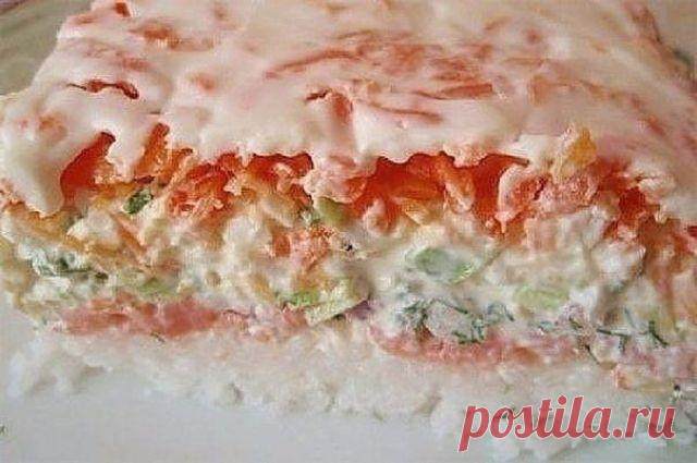 Салат «Суши» — невероятно вкусно, не отличить от настоящих! Этот салат идеально подходит для любого праздника — гости будут в восторге, ведь салат по вкусу очень напоминает самые настоящие суши. Ингредиенты: