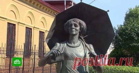 В день рождения Фаины Раневской открылся посвященный ей фестиваль
Блистательная актрису и одну из самых остроумных женщин отечественного кинематографа вспоминают в Таганроге. На родине Фаины Раневской, открылся посвященный ей фестиваль. Праздник приурочили ко дню рождения артистки. Королева второго плана делала яркой и незабываемой даже незначительную роль, но в истории она осталась не только благодаря актерскому таланту: ее ироничные, часто язвительные высказывания мгновенно становились крылат