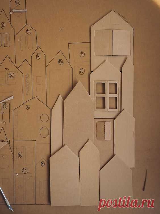 A la base je cherchais quelque chose pour mettre des cartes Pokemon pour Marius, il me fallait donc des grandes cases. Puis j’ai reçu un colis à la maison dans un grand carton et ça m’a donné une…