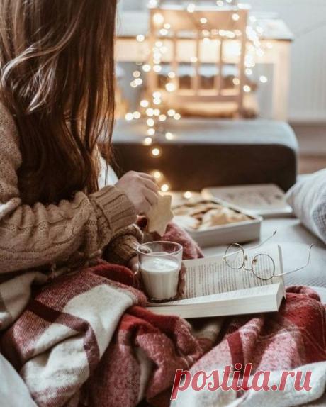 Я угощу вас кофе из мечты... Я угощу вас кофе из мечты... Налью побольше веры и надежды. И, согревая солнцем золотым, В него добавлю доброту и нежность. И дружбу без предательства и лжи. Конечно не забуду о здоровье, Ах, да, еще улыбок для души... Все это можно пить, смешав с любовью!