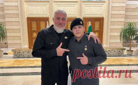 Адама Кадырова назначили на «важную должность» в службе безопасности отца. Адам Кадыров, который избил обвиняемого в сожжении Корана Никиту Журавеля, получил должность в службе безопасности Рамзана Кадырова. Он сам в прошлом возглавлял эту же службу при своем отце Ахмате Кадырове