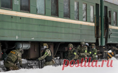 ФСБ задержала мужчину по делу о диверсии на путях в Подмосковье. В среду, 29 марта, сотрудники Управления ФСБ по Москве и Московской области совместно с сотрудниками Центра по противодействию экстремизму ГУ МВД по Московской области задержали 45-летнего гражданина Украины, проживающего в Подольске, которого подозревают в поджоге оборудования, отвечающего за работу железной дороги.