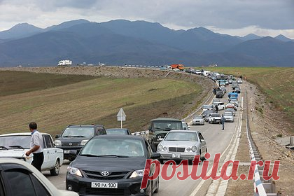 В Армении пообещали выделить финансовую помощь переселенцам из Карабаха. Власти Армении пообещали выделить по 100 тысяч драмов (около 250 долларов) каждому вынужденному переселенцу из непризнанной Нагорно-Карабахской республики (НКР). Об этом заявил премьер-министр Армении Никол Пашинян. Ранее сообщалось, что Нагорный Карабах покинули уже более 74 тысяч человек.