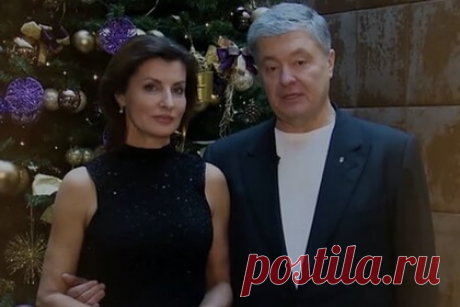На Украине два канала показали новогоднее обращение Порошенко вместо Зеленского. Два украинских телеканала в новогоднюю ночь показали обращение к гражданам бывшего президента страны Петра Порошенко вместо поздравления действующего главы государства Владимира Зеленского. Так, канал «Прямий» в 23:56 начал транслировать речь Порошенко. После полуночи зрители смогли посмотреть и вторую видеозапись.