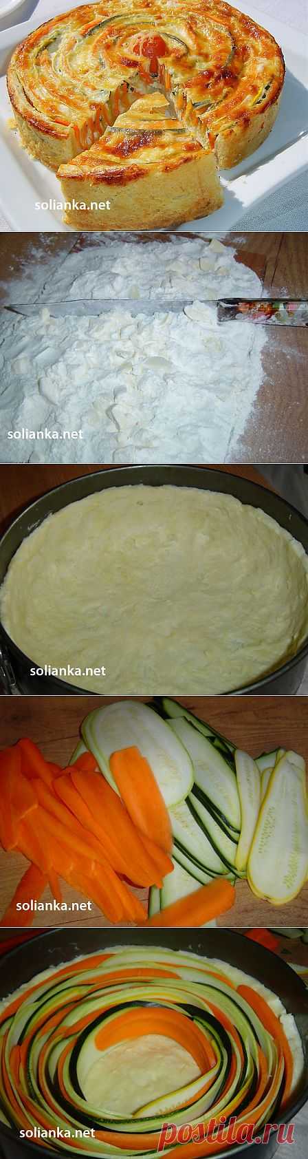 Овощной пирог Полосатик – коронное блюдо.
Ингредиенты
1 кабачок
1 цукини
3 моркови
300 г  муки
7 ст. лож.  холодной воды
Соль
4 яйца
2-3 зубка чеснока
160 г  масла сливочного
160 г твердого сыра
300 мл молока