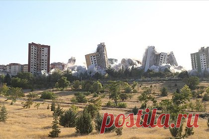 Взрыв многоэтажек в Турции попал на видео. В турецком городе Малатья, который пострадал от землетрясений в феврале, разом снесли девять 15-этажных домов. Снос произвели при помощи взрывного метода. Для работы власти использовали 1660 килограммов взрывчатки. После разрушения зданий в районе образовались большие облака пыли.
