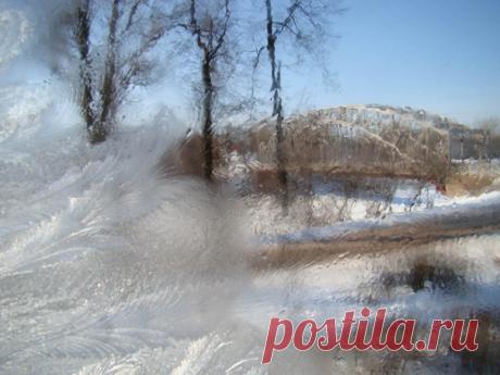«Аквамарин зимы» Вид из окна на мост Белелюбского, город Боровичи (Новгородская область). Снимала Людмила: nat-geo.ru/community/user/228199