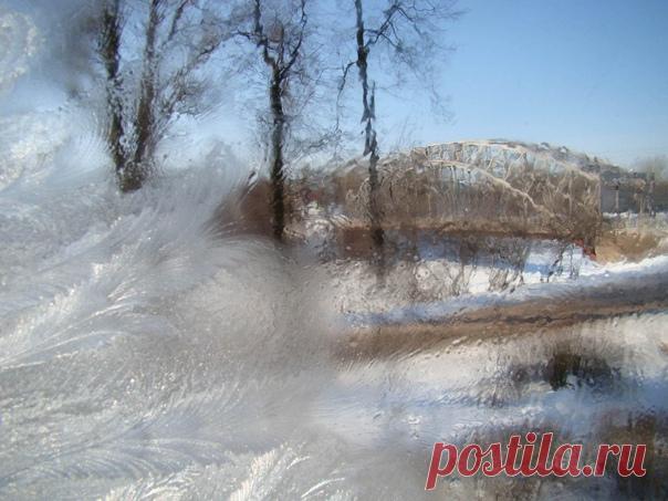«Аквамарин зимы» Вид из окна на мост Белелюбского, город Боровичи (Новгородская область). Снимала Людмила: nat-geo.ru/community/user/228199